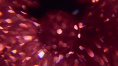 Yuvarlak küre. Bulanık gökkuşağı ışığı. Soyut koyu siyah arkaplanda odaklanmış kırmızı renkli kıvılcım deseni yanıp sönen spektrum mercek alevi.