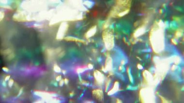 Flaşlar yandı. Bulanık kristal gökkuşağı. Odaklanamayan yeşil mor renkli spektrum lens soyut ışık arka planında yanıp sönüyor.