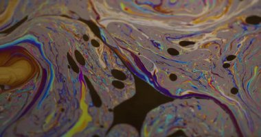 Yağ sıvısı. Mürekkep karışımı. Odaklanamayan mavi yeşil renk akan mor pembe sıçrama soyut koyu siyah sanat arka planında yüzüyor..