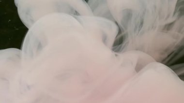 Buhar sıçrat. Arkaplanı boya. Odaklanamayan pembe renkli bulut dokusu kimyasal sis fantezi suyu soyut koyu siyah sanat üzerinde hareket ediyor.