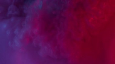 Parıltı akışı. Parıltı yayılıyor. Pembe, kırmızı, parlak dalga renkli su yüzeyinde akıyor. Parlak dumanlı sıvı karışımı soyut arkaplan.