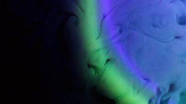Sis dalgası. Duman spektrumu. Mor mavi boya rengi neon pigmenti siyah su arkaplan daire ışık merceği soyut yüzey.