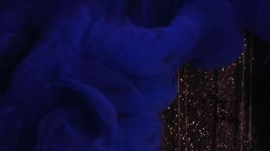 Neon bulutu. Sanat sıvısı. Mor mavi boya sisi siyah simli soyut arkaplana yayılmış. Buhar koyu fantezi çözünmüş dokusu.