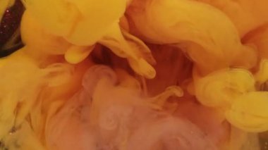 Turuncu duman. Suluboya kokusu. Renkli zarif kıvrımlı hava akışı parlak metal soyut arka planda. Mistik sarı boya suyu girdap etkisi.