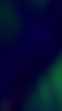 Dikey video. Renkli titreşimler. Bulanık ışık parlıyor. Soyut sanat arka planında çözünmüş yeşil ışınlar gökkuşağı gradyan ışın lensleri parlıyor.