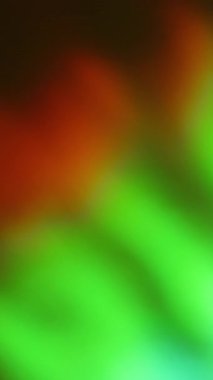 Dikey video. Bulanık yansıtıcı ışık. Psikedelik renkler. Odaksız sızıntı. Sarı ışınlar. Gökkuşağı. Soyut sanat arka planında ışık yansıması..