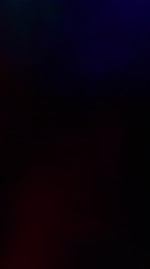 Dikey video. Işık kırılma dokusu. Bulanık holografik kaplama. Odaksız sızıntı. Çok renkli yeşil ışınlar. Parlak gökkuşağı..