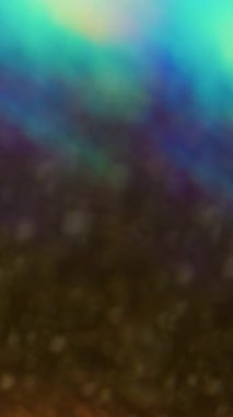 Dikey video. Bulanık ışık dokusu. Soyut renk gradyanı. Yoğunluğu azalmış ağır tahıl tozu sızıntısı holografik ışıltı lens parıltısı sanat ışığı üzerinde yanıp sönüyor.