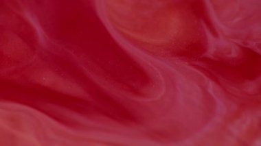 Islak mürekkep dokusu. Odaklanmış sıvı. Parıldayan parlak parlak kırmızı renk akışı modern soyut arka planda bulanıklaşıyor.