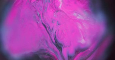 Parlak pigment dalgası. Odaklanmamış boya dokusu. Siyah soyut arkaplana yayılan pembe mor sıvı. Bulanık parlak yuvarlak mercek sanat çerçevesi.
