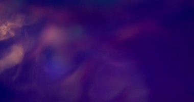 Işık sızıntısı. Neon dağılımlı gradyan. Menekşe mavisi arka planda parlayan ışınlar. Gece renkli soyut fantezi kırılma optik efekti örtüyor.