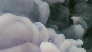 Islak duman. Boya rengi. Bulanık mavi bulut dokusu karışım sıvı ruhani sıvı yaratıcı soyut sanat arka planında çırpınıyor.