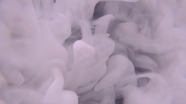 Parlak duman. Sıvı mürekkep. Bulanık beyaz süt buharı dokusu ruhani dalga su akışı soyut sanat kara fon üzerinde dalgalanıyor..