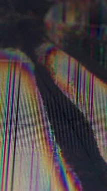 Dikey video. Titrek çarpıtma. Kırık LCD. Grunge şekilsiz hasar, gürültü arızası dokusuyla örtüşüyor. Kötü gösteri televizyon ekranı.