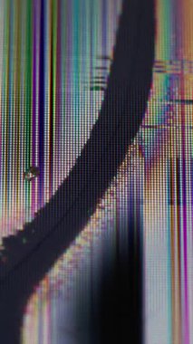 Dikey video. Piksel hasarı. Bozuk televizyon. Cam dijital yüzeyde parlak kenarı olan arızalı çatlağı göster. Görüntü açılımının bozulması siyah bölünme.