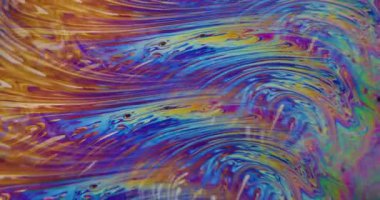 Benzin asidi. Hafif sıvı. Odaklanamayan sarı yeşil renkli girdaplı mor mürekkep damlacıkları soyut arkaplanda yüzüyor..