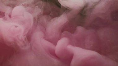 Dönen parlak bir doku. Işıl ışıl. Soyut akrilik sanatta yüzen sıvı sıvı kimyasal damlacıkta çözünmüş mor boya..