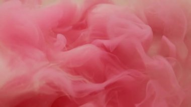 Duman akıyor. Renk sıçraması. Soyut sanat eserlerinin yaratıcı arka planında dönen odaklanmış pembe boya dokusu kimyasal fantezi sıvısı..