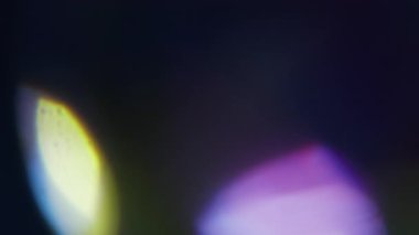 Parlak ışık. Bulanık parıltı. Odaklanmamış mor eflatun rengi flaş desen soyut siyah sanat arka planında yanıp sönüyor..