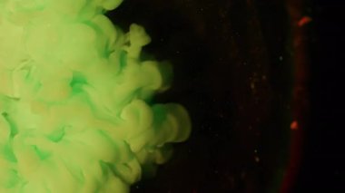 Duman girdabı. Hipnoz sıvısı. Sarı yeşil sanat eserleri siyah gecenin üzerine dökülüyor. Soyut bir arka plan parıldıyor. Gökkuşağı neon ışığı su lensi.