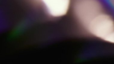 İşaret fişeği. Bulanık ışın arkaplanı. Odaklanmamış mavi yeşil gökkuşağı spektrumu kaleydoskop soyut sanatta parıldıyor.