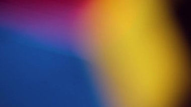 Görsel doku. Bulanık geometrik işaret fişeği. Soyut sanatın koyu siyah arkaplanı üzerinde odaksız sarı mavi mercek optik ışık yüzeyi.