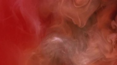 Parlatıcı akış. Buhar dokusu. Turuncu şeftali rengi kaprisli sıvı sanatsal arka plan. Duman pigmenti boyası pürüzsüz boya gölgesi.