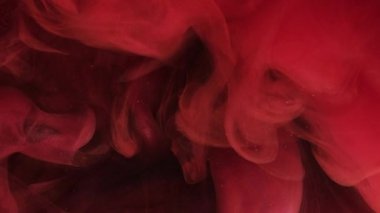 Pembe duman. Mürekkep lekesi. Havadan renkli dalgalı girdaplar döküldü. Fantezi bulutlu kabarcık dalgalı boya köpüklü su soyut arka planda akıyor.