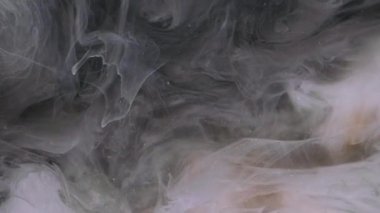 Pürüzsüz sis. Boya mürekkebi. Odaklanmamış mor renkli duman bulutu soyut sanat arka planına sis bulutu dumanı püskürtür..