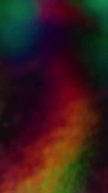 Dikey video. Hologram örtüşüyor. Bulanık retro film. Odaksız sızıntı, çok renkli yeşil ışınlar, gökkuşağı titreşimleri, soyut sanat ışığı arka planında ışık yansıması..