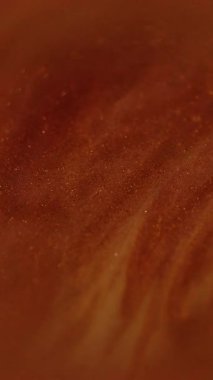 Dikey video. Mürekkep fırıldağı. Bulanık parıltı sisi. Odaklanmamış kırmızı kahverengi renk buharı parlak partiküller su dokusu yüzen koyu siyah soyut sanat arka planı.