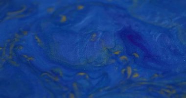 Dökme dokusu. Boya dökülmüş. Özgün, mavi, sarı, parlak, sıvı karışımı soyut, yaratıcı sanat arka planında yüzüyor..