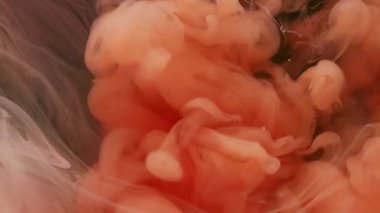 Bulut akışı. Suyu boya. Odaklanmamış turuncu mor renkli ruhani sıvı soyut koyu siyah sanat arka planına yayılıyor..