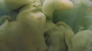 Sis yayılıyor. Soyut akış. Yaratıcı arka planda, su boyası, bulut ruhani dokusunda çözünmüş mavi sarı renkli sıvı mürekkep..