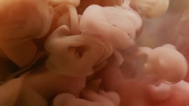 Sis buharı. Bulut dokusu. Soyut sanat eserinin yaratıcı arka planında sıvı pigment ruhani dumandaki çözünmüş pembe boya sıvısı mürekkebi.