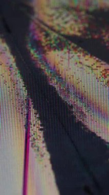 Dikey video. Çökme ekranı. Bozuk sinyal. Gökkuşağı arızası görüntüsünde birkaç siyah dalgalı çatırtı. Kapatılan TV plazma yüzeyinin hasarlı cam dokusunu kapat.