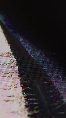 Dikey video. Arızayı göster. Bilgisayar çöktü. Kırık piksel efektleriyle monitörün koyu renkli kısmı. Resim çalma sorunu arkaplanı örtüyor.