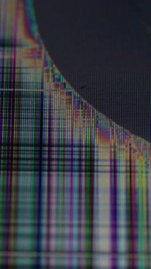 Dikey video. Ağ ekran. Televizyon hasarı. Kırık tahıl görüntüsünün bozulmuş dijital kanal sinyali. Karartma arızası gökkuşağı hataları pikselleri yok etti.