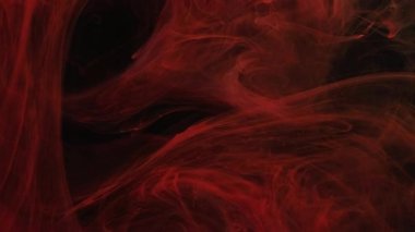 Mürekkep dumanı. Mistik duman. Kırmızı kıvırcık suluboya mürekkep tabakaları siyah derin sularda akıyor. Zarif duvak, boyayı soyut olarak sallarken odaklanmış..