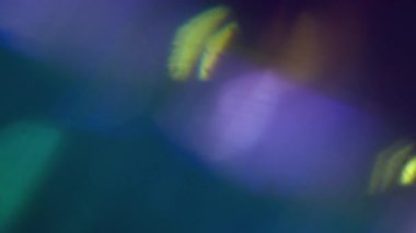 Ray parıldıyor. Bulanık spektrumlu işaret fişeği. Odaksız mor yeşil renkli lens soyut koyu siyah arkaplan üzerinde ışık deseni kıvılcımları saçar.