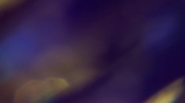 İşaret fişeği. Bulanık kıvılcım dokusu. Odaklanamayan sarı mor çok renkli sihirli ışık soyut sanatın koyu siyah arka planında yanıp sönüyor..