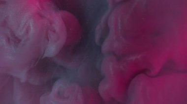 Pürüzsüz sis. Parlayan toz. Mor gri bulut kaynama dumanı. Mistik yüzey soyut arkaplan renk buharı boya karışımı bulanık su.