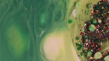 Boya patlaması. Akrilik baloncuk. Mermer su boyası akışı yeşil emaye pigmentini harmanlıyor. Yağlı renkli emülsiyon karışımı damla soyut arkaplan.