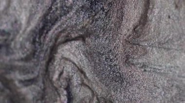 Pigment karışımı. Lüks boya. Kıymetli sıvı toz gümüş gri sanat yüzey parçacıkları dökülür. Soyut birleştirme akışları kara delik bulanık arkaplan.