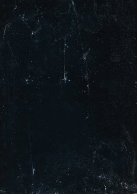 Kum dokusu. Çatlak kaplama. Beyaz toz toprak lekeleri tahıl parçacıkları eski film gürültüsü koyu mavi soyut arkaplan üzerindeki kırık efekti bozdu.