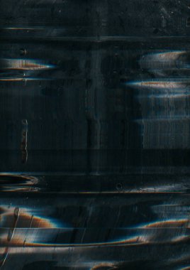 Islak lekeler. Eski film kaplaması. Turuncu mavi toz çizikleri baloncukları kusurlu doku yıpranmış düz olmayan yüzey koyu grunge soyut su arka planı.