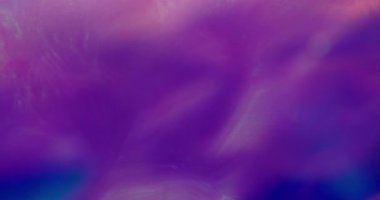 Sanal parıltı sızıntısı. Renkli odaklanmış kiriş. Violet neon parıltılı karanlık bir arka plan. Gece soyut kırılma optik etkisini örtüyor.