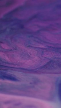 Dikey video. Sıvı sim dokusu. Görüntü karışımı. Odaklanmamış çok renkli mor parıldayan parlak akış mermer desen parlak parçacıklar soyut bokeh ışık sanat arka planında hareket ediyorlar.