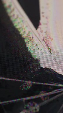 Dikey video. Arıza ekranı. Monitör sorunu. Kırık cam dokusu delik çatlak ekran yüzeyi ile örtülmüş. Analog teknolojisi kanal rengi bulanıklığı hatası.