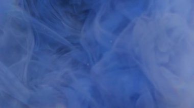 Mistik boya. Mermer dumanı. Mavi dalgalı dumanlı dumanlı dumanlı, koyu arka planda kıvrılıyor. Soyut çözünmüş köpüklü su fantezi yüzeyi.